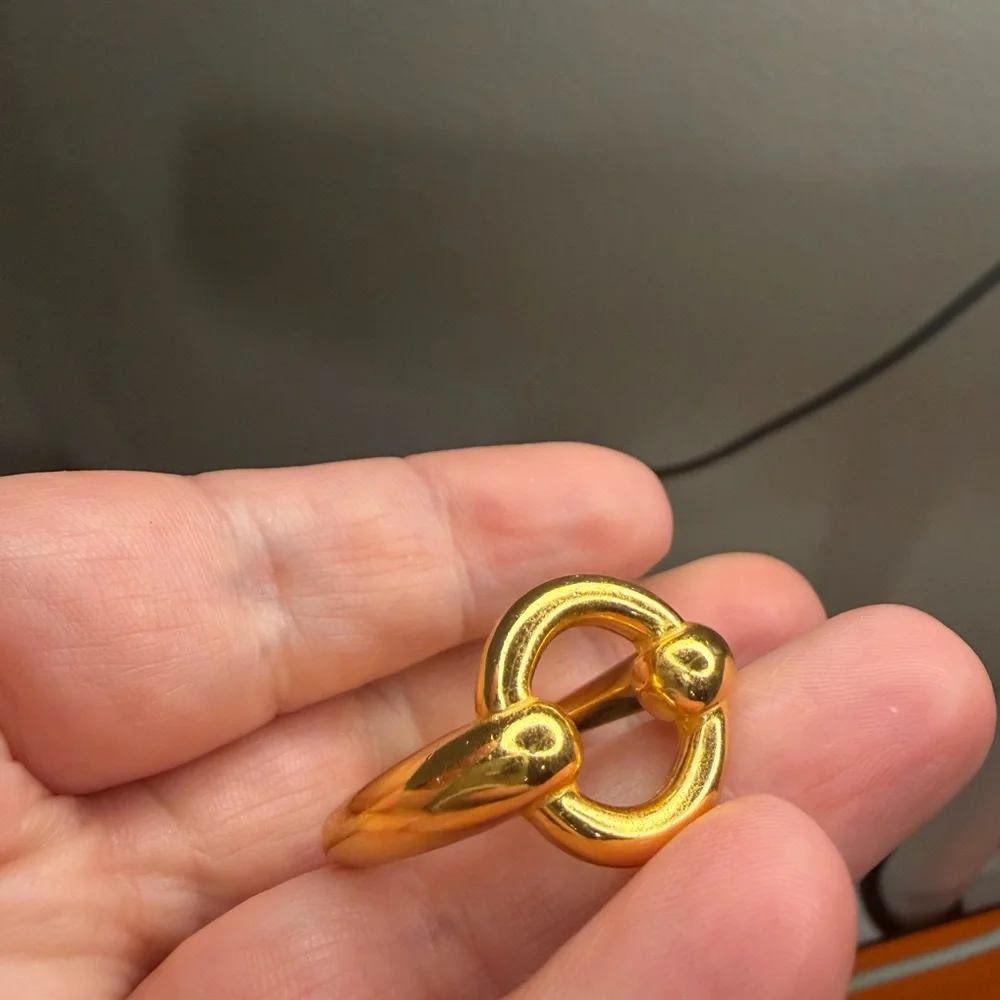 Hermès Luxurious Gold-Tone Scarf Ring authentic no tarnish. - Picture 2 of 7